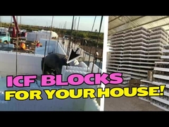 आधुनिक दिखने वाली छत और बाहरी दीवार और कारपोर्ट के साथ दो मंजिला फ्लैट पैक आवास भवन